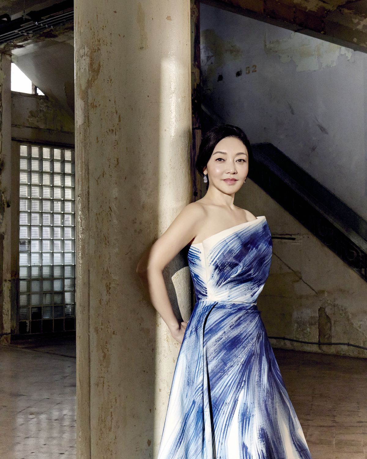 มาริษา เจียรวนนท์ ในชุดจากแบรนด์ Vatit Itthi Custom เครื่องประดับ Cindy Chao The Art Jewel White Label Collection ต่างหู Ribbon ประดับแซฟไฟร์สีน้ำเงิน แซฟไฟร์สีม่วงและโกเมนสีม่วงบนตัวเรือน ไทเทเนียมและทอง 18k