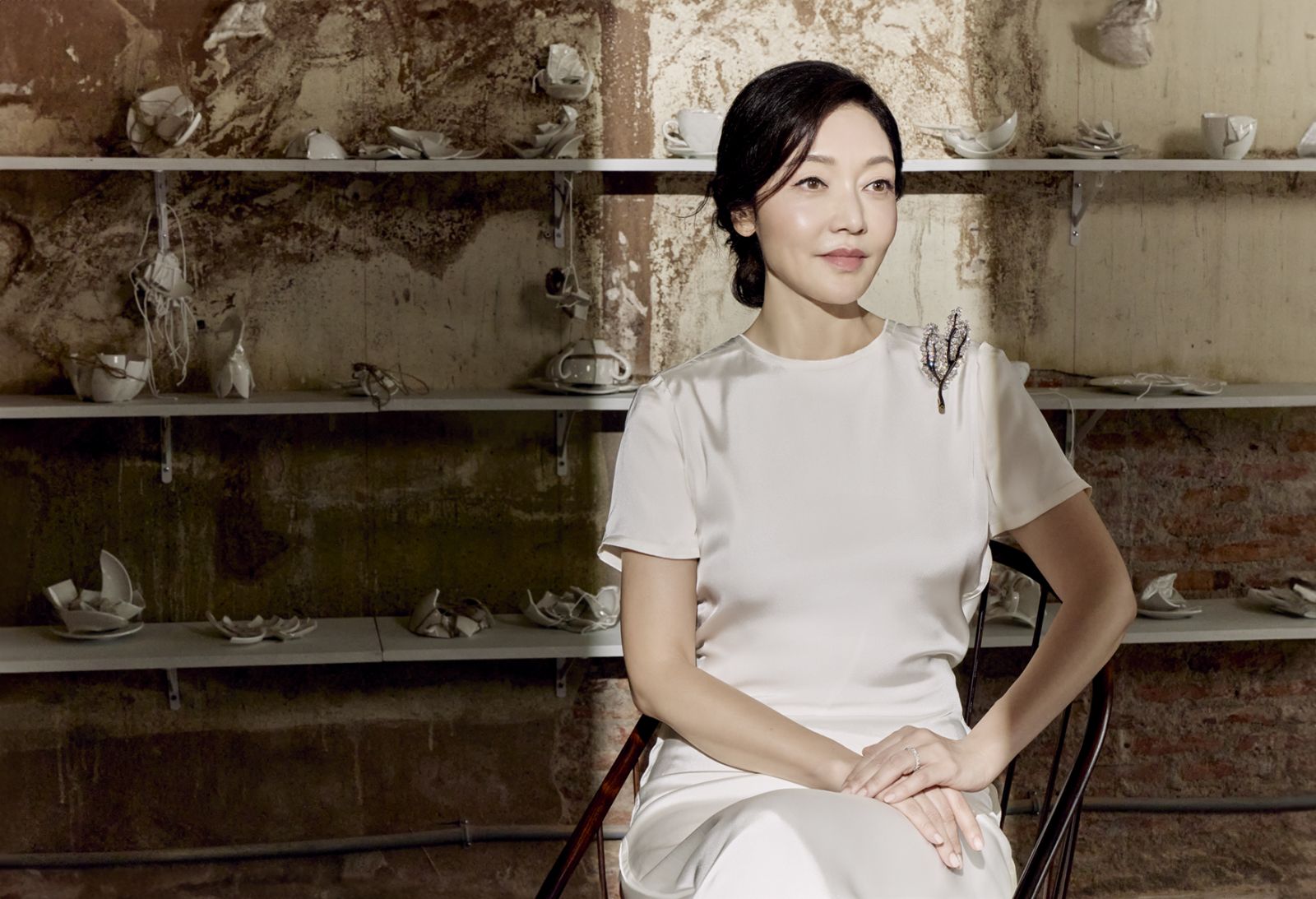 มาริษา เจียรวนนท์ สวมเครื่องประดับ Cindy Chao 'The Art Jewel' White Label Collection เข็มกลัด Four Seasons Branch Brooch ประดับเพชรและเพชรสีเหลืองบนตัวเรือน ไม้มะเกลือ ไทเทเนียม และทอง 18k