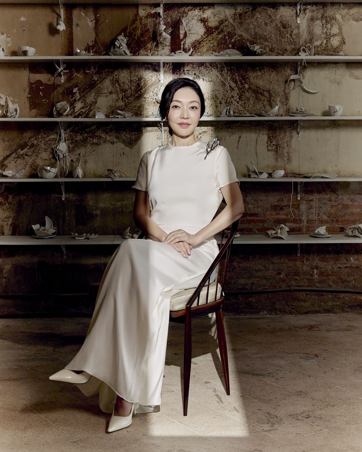 มาริษา เจียรวนนท์ ในชุดจากแบรนด์ Vvon Sugunnasil เครื่องประดับ Cindy Chao 'The Art Jewel' White Label Collection เข็มกลัด Four Seasons Branch Brooch ประดับเพชรและเพชรสีเหลืองบนตัวเรือน ไม้มะเกลือ ไทเทเนียม และทอง 18k