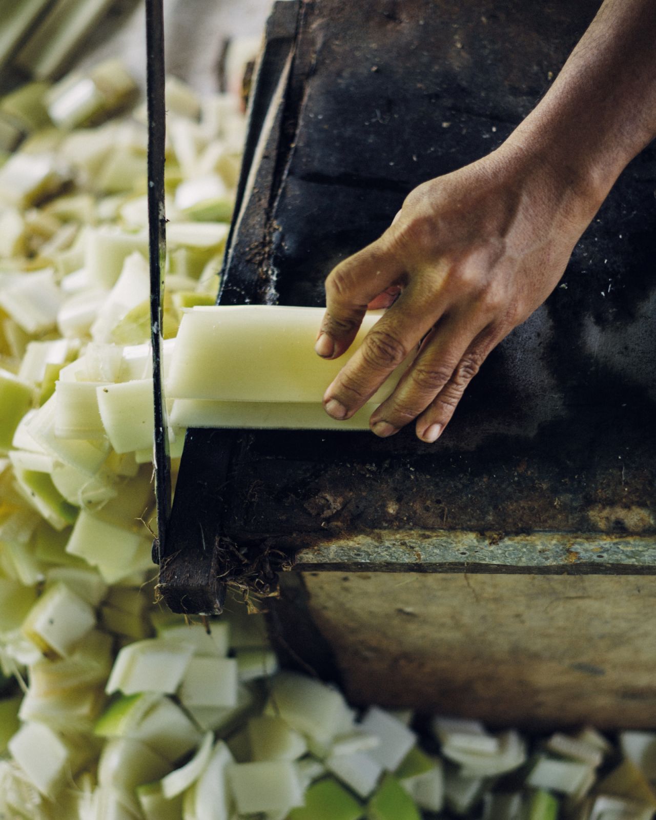 Cutting the raw material by hand (Photo: Goy Architects)