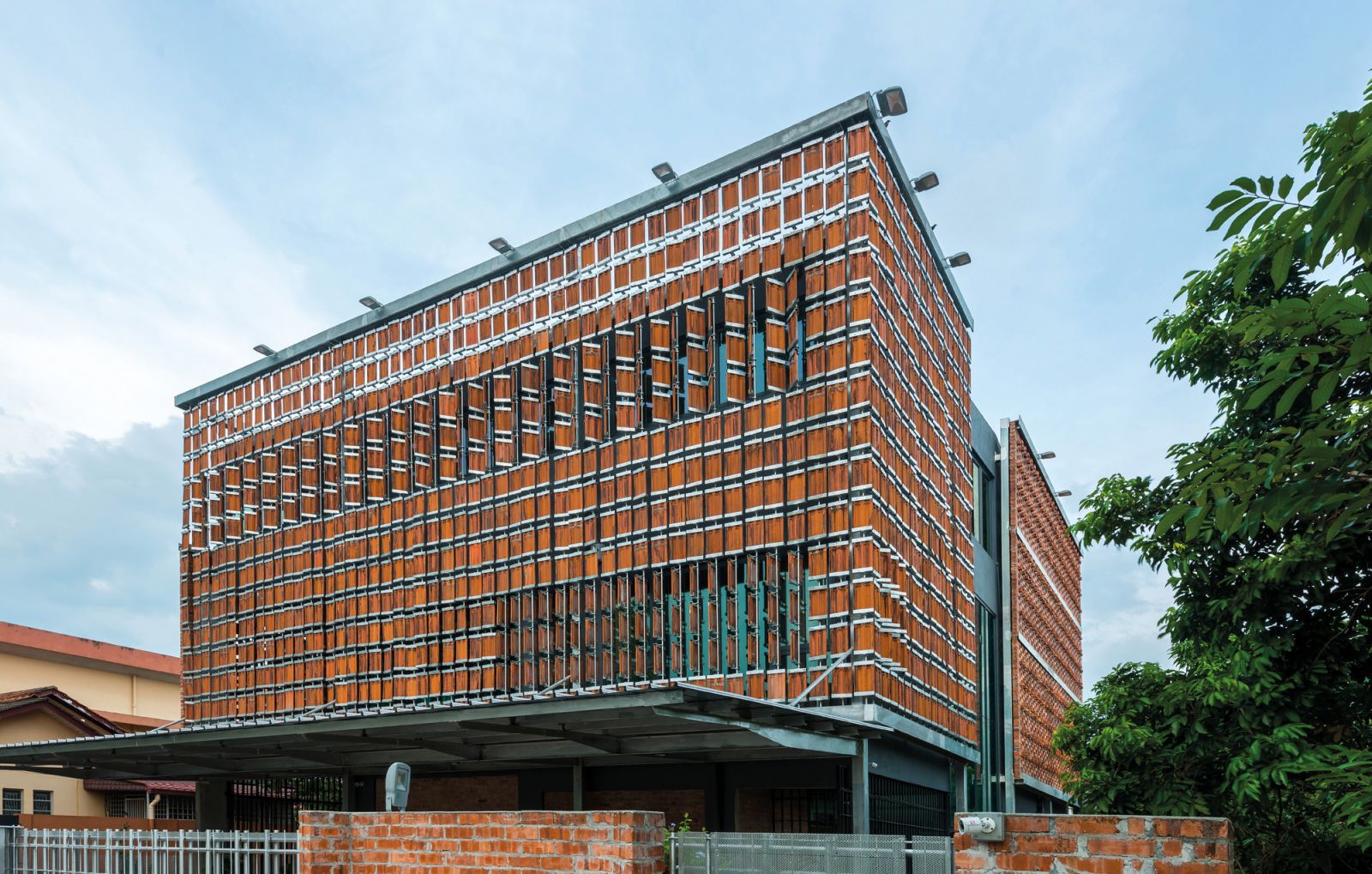 The façade of the Clay Roof House (Photo: DrTanLM Architect)