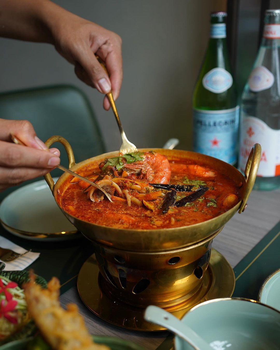 Tom Yum Talay Naam Khom soup (Photo: Instagram / @napathai.cuisine)