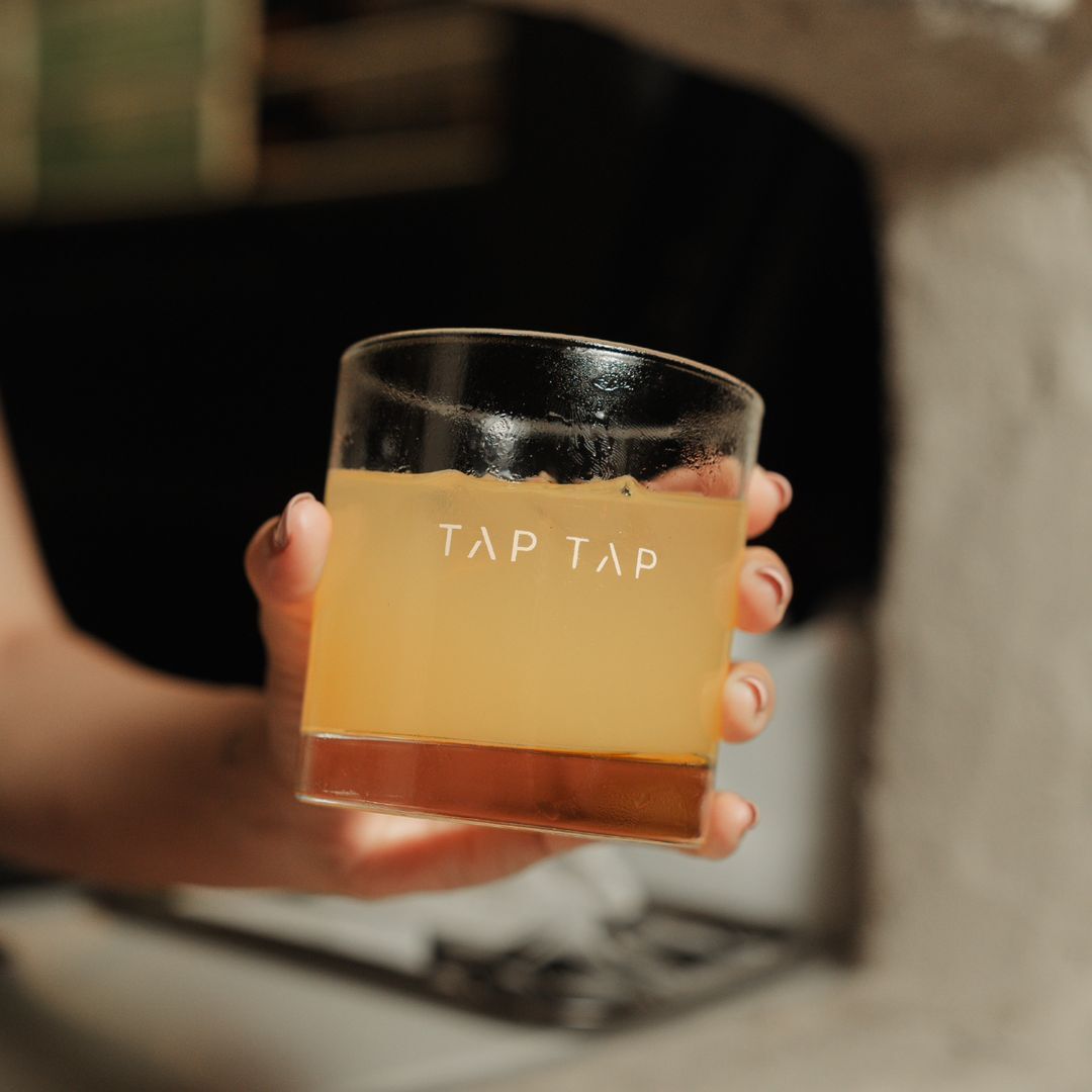 A cocktail made with gin, soju, pineapple, and mango (Photo: Instagram / @drink_taptap)