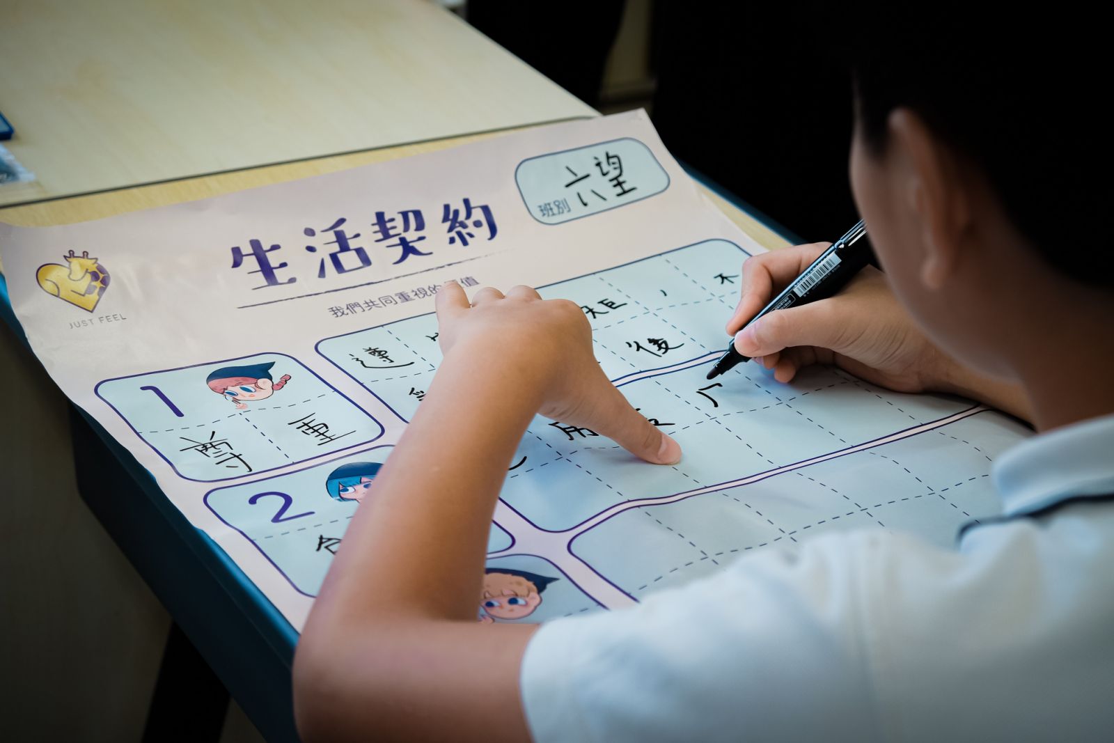 A student writes down the values his class collectively respect (Photo: Just Feel)