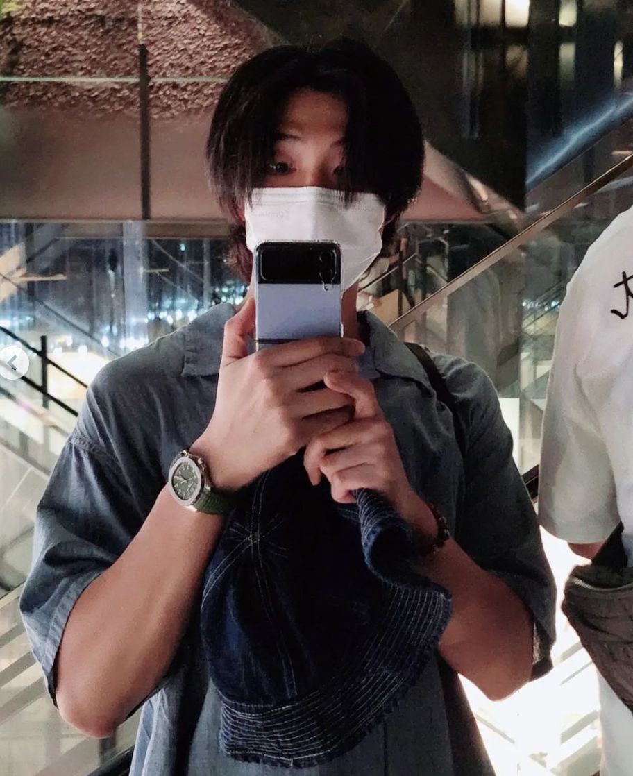 The khaki green Patek Philippe Aquanaut sits snugly on RM’s wrist for a mirror selfie (Photo: Instagram / @rkive)