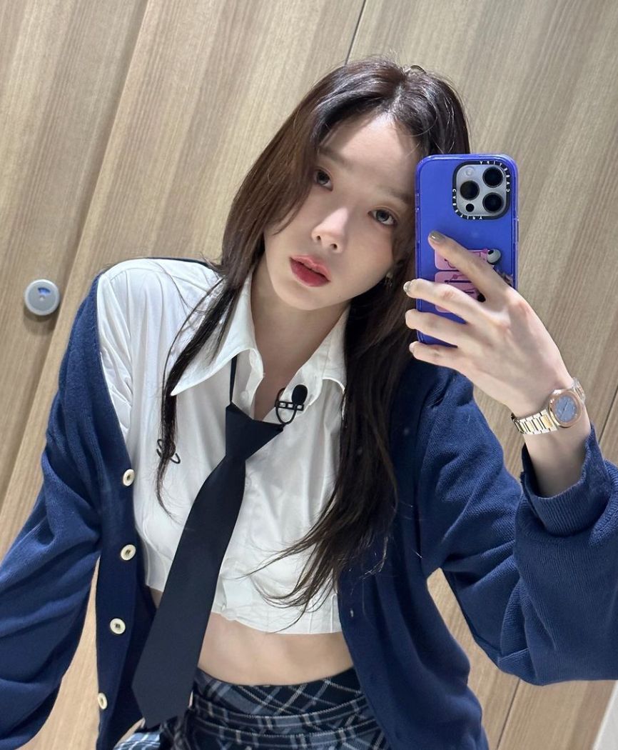 Girls’ Generation’s Taeyeon in the Ferragamo Elliptical Diamond Watch (Photo: Instagram / taeyeon_ss)