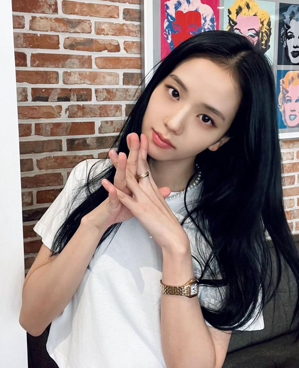 Jisoo exudes elegance with the Panthère de Cartier watch in gold (Photo: Instagram / @sooyaaa__)