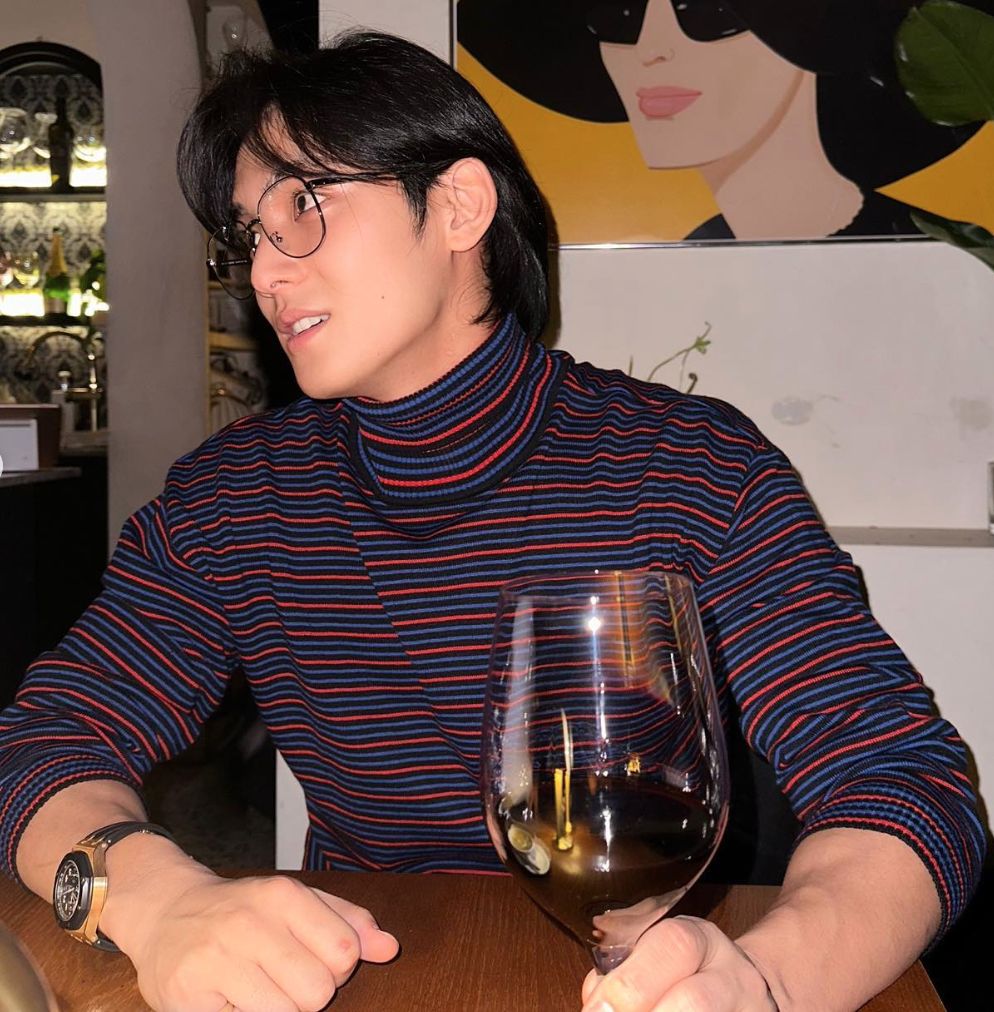 Seventeen’s Mingyu keeps it classy with the Audemars Piguet Royal Oak Offshore (Photo: Instagram / min9yu_k)