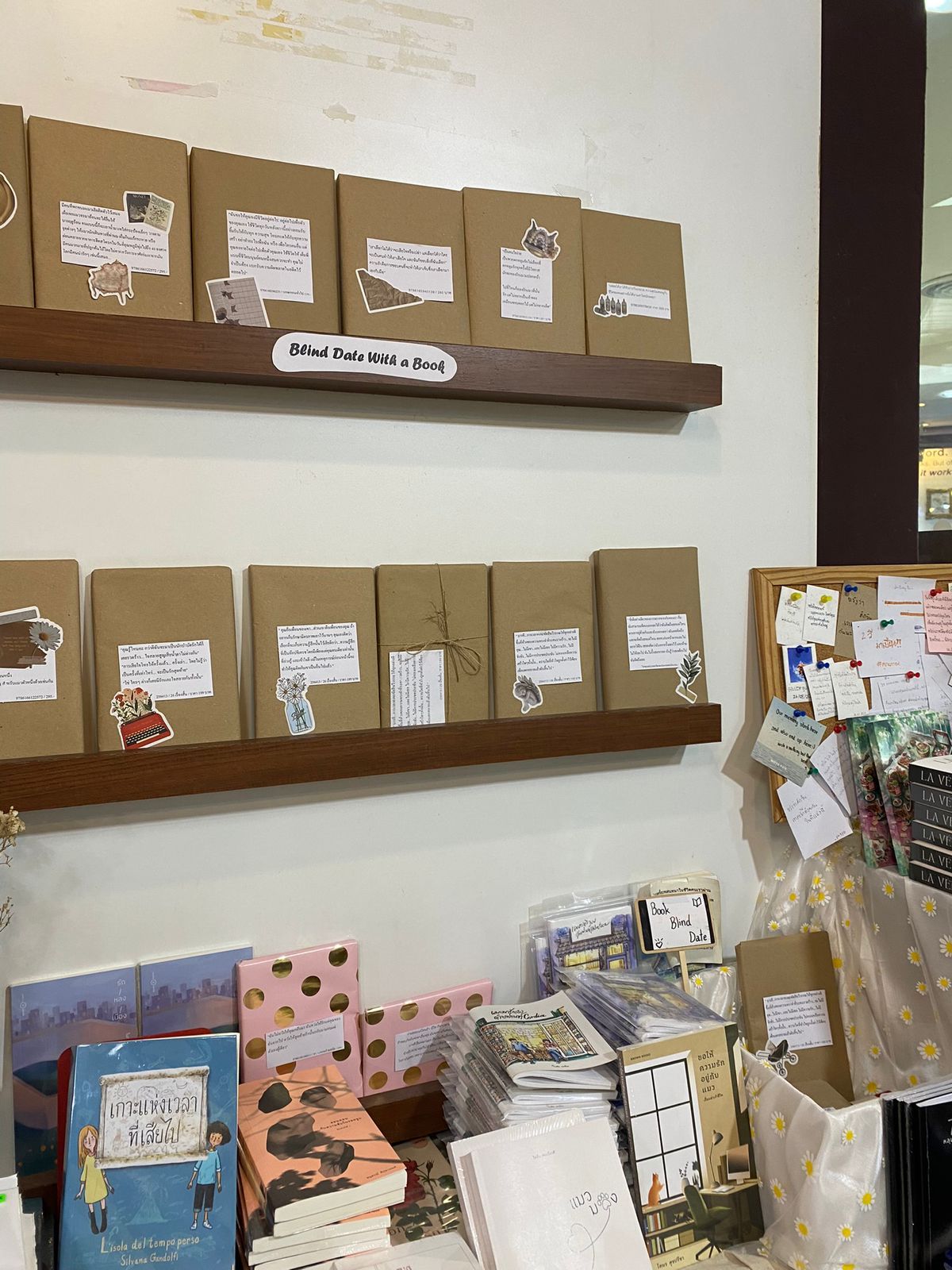 For tourists, you can find gift shops inside Bangkok Art and Culture Center (Photo: Jove Moya)