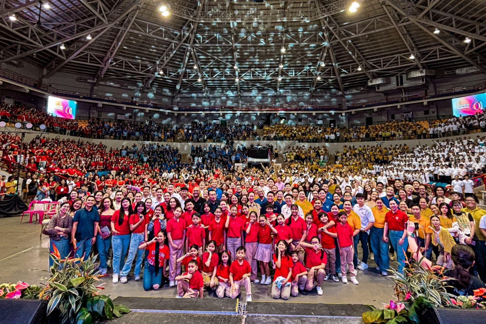 Group shot of the Philippine Madrigal Singers’ ‘A Hundred Times Sixty’ concert held at Alonte Sports Arena in Biñan, Laguna (Photo: Facebook / Philippine Madrigal Singers)