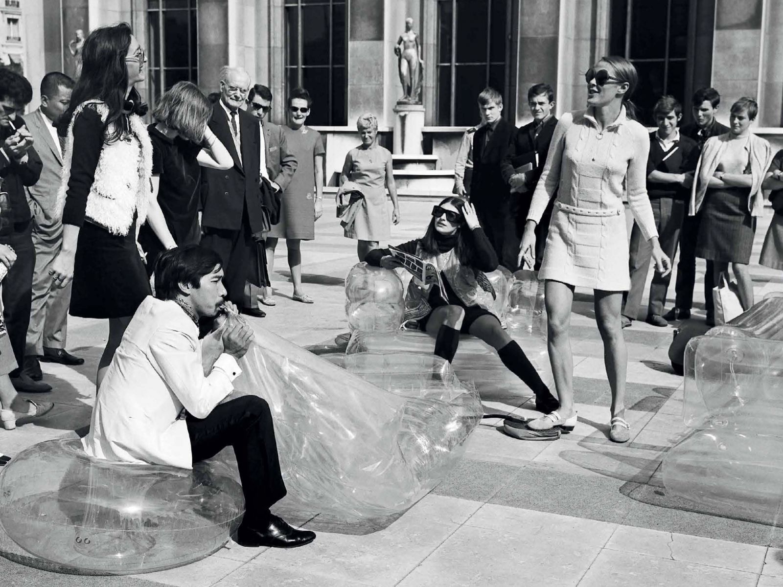 An impromptu publicity stunt! Together with Emmanuelle, Quasar organized an almost impromptu presentation for visitors of the inflatable plastic chairs he had designed at the Trocadéro, on September 27, 1967.