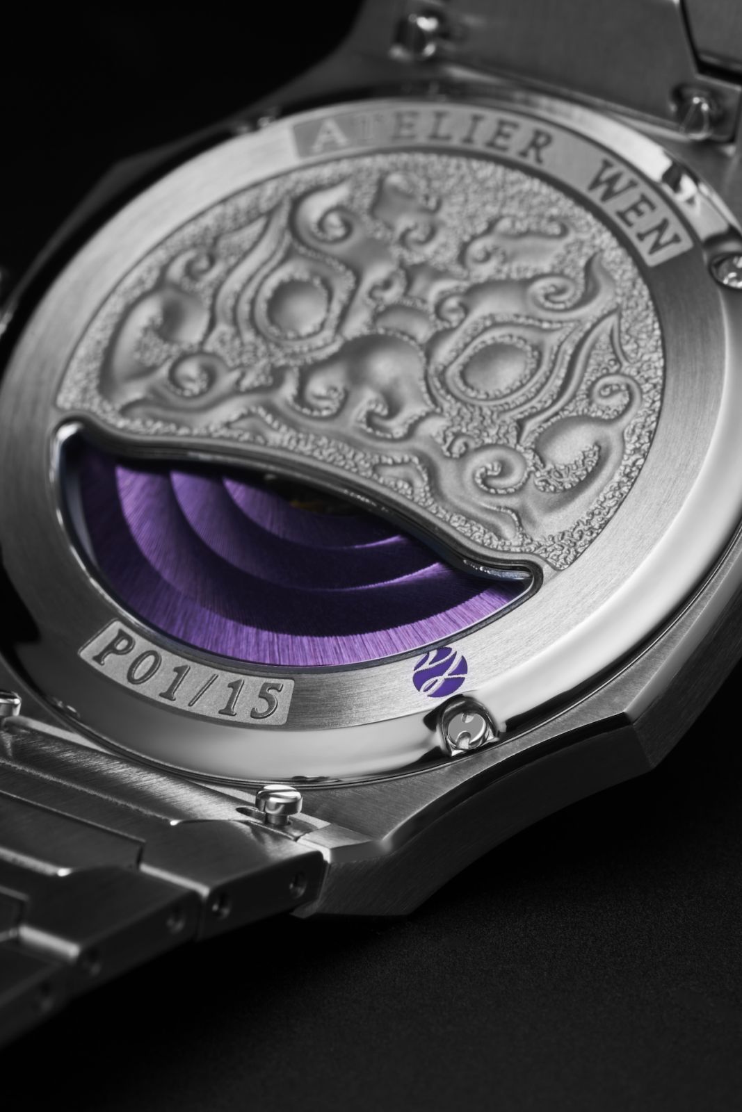 The caseback features a Chinese lion motif