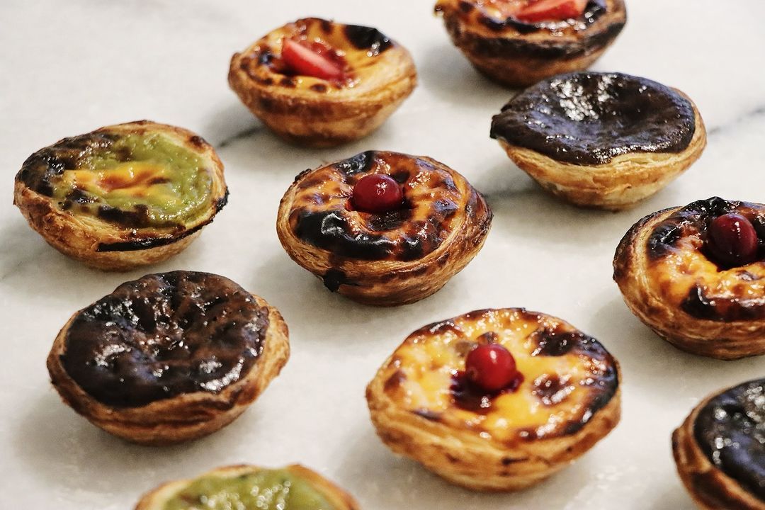 Egg tarts topped with berries and infused with matcha or chocolate (Photo: Instagram / @bartolobakehouse)