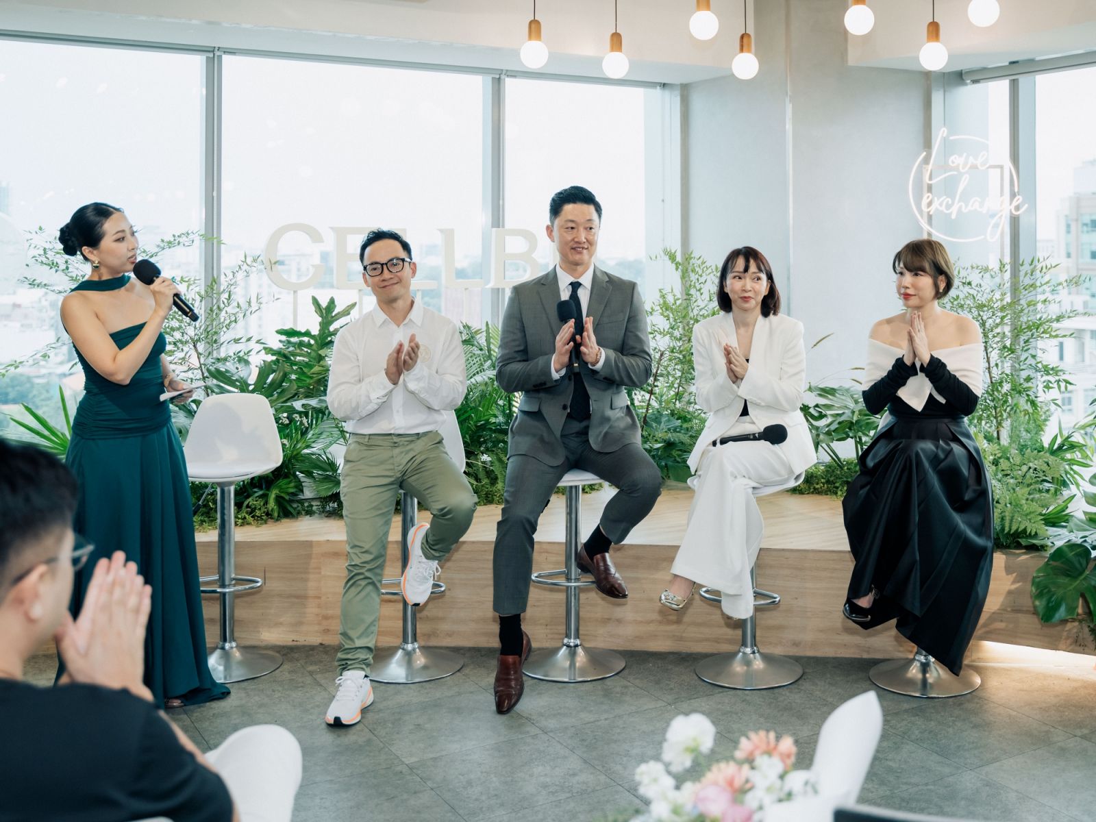 Trên sân khấu (từ trái qua phải): MC Liêu Hà Trinh, Rapper Tiến Đạt, Ông Kang Sewon (CEO của CELLBN), Chị Thuỷ Phạm và Chị Tina Mai Trâm Anh (co-founder của Korea Star)