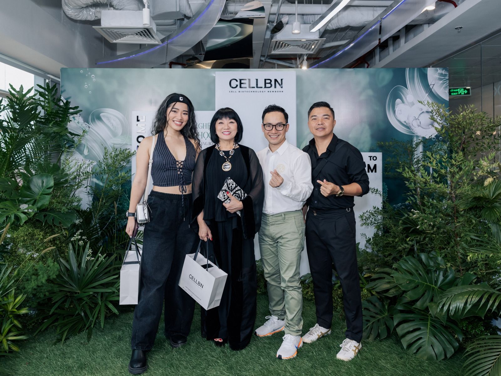 Từ trái sang: Cece Trương, ca sĩ Cẩm Vân và ca sĩ Lê Minh MTV