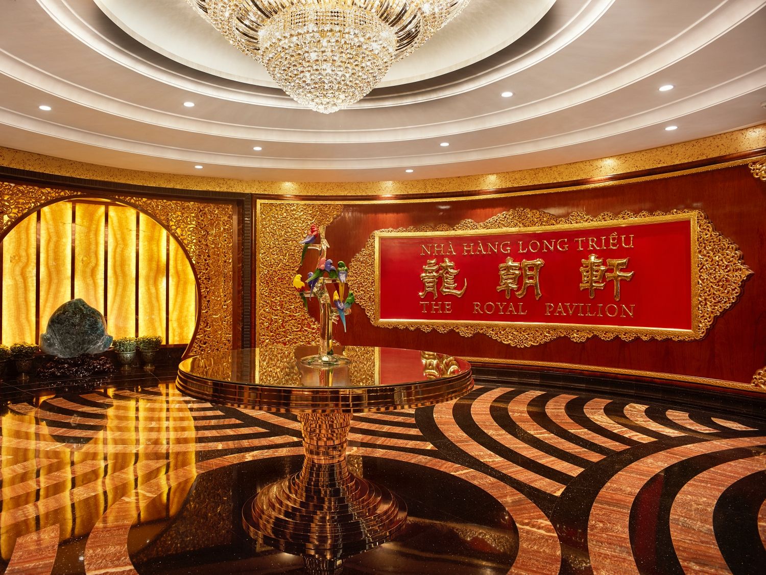 Đại sảnh lộng lẫy phía trước nhà hàng ẩm thực Quảng Đông Long Triều (Ảnh: Nhà hàng Long Triều)