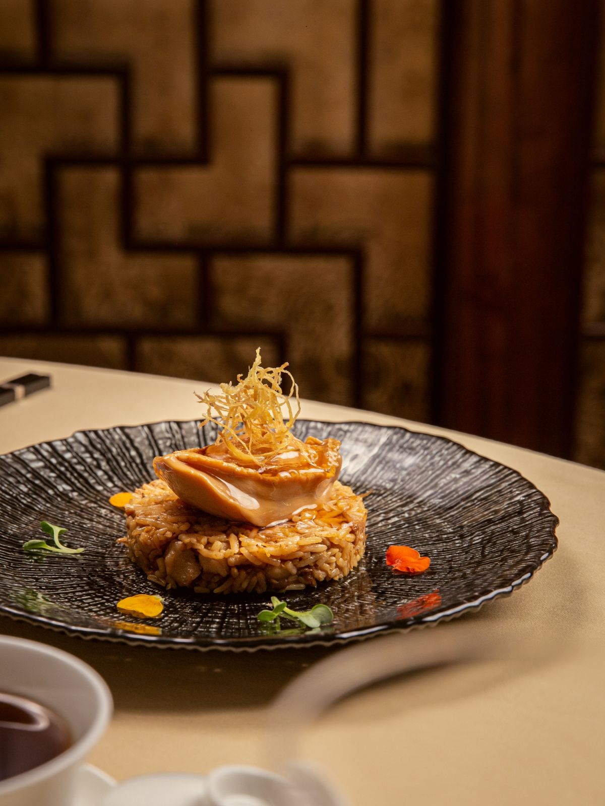 Món cơm kho bào ngư Úc ba đầu (Ảnh: Nhà hàng Long Triều)