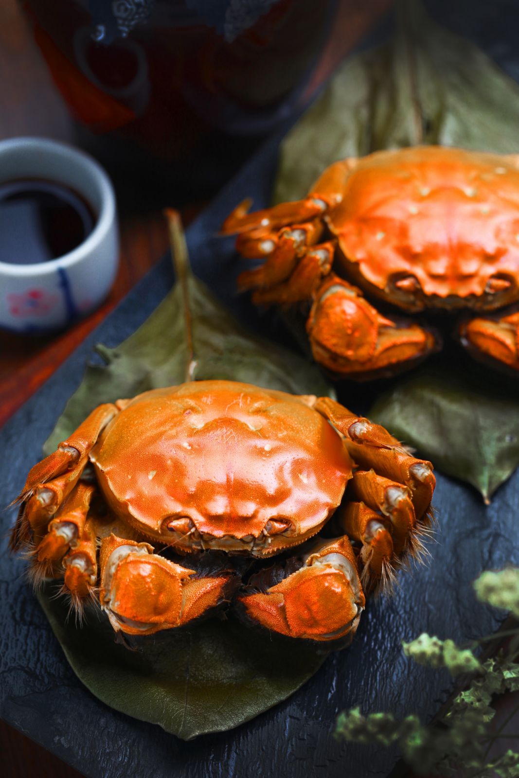 steamed crabs of China Yangcheng lake on stone board