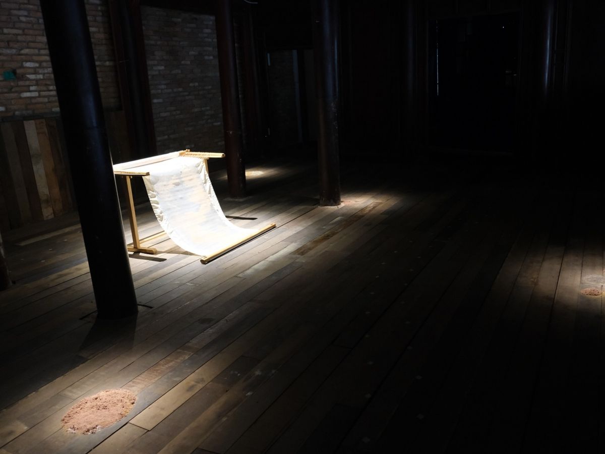 Tác phẩm thuộc trưng bày “Đất mộng / While the soil slumbers” được nghệ sỹ Linh San thực hiện trong quá trình lưu trú kéo dài 3 tháng tại A. Farm với hỗ trợ từ viện Goethe TP. HCM  (Ảnh: Facebook/A. Farm International Art Residency)