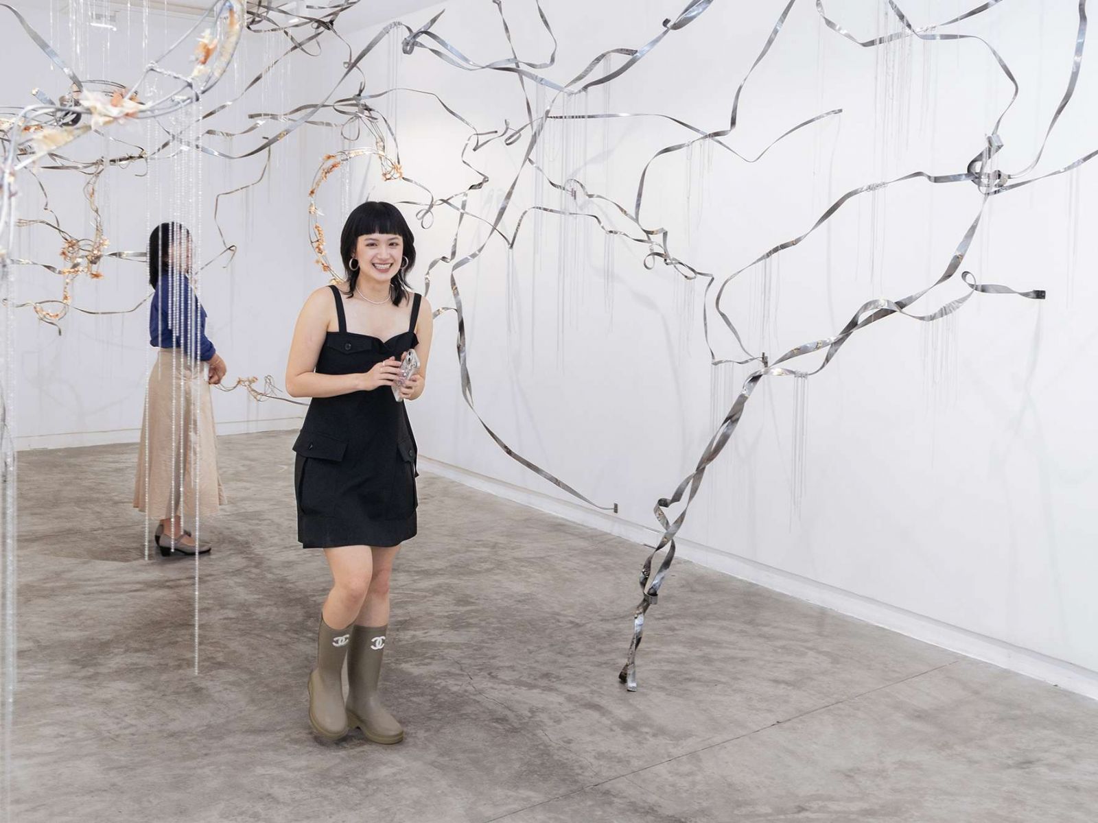 Nghệ sỹ Vy Trịnh trong không gian triển lãm “On Da Dream” do Galerie Quynh tổ chức (Ảnh: Facebook/Galerie Quynh)