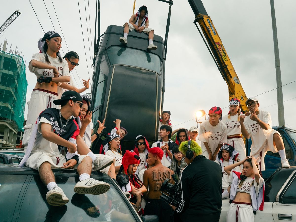 Những khung hình đậm chất hip-hop được thể hiện xuyên suốt MV tạo ấn tượng mạnh mẽ, độc lạ đúng phong cách Phương Vũ (Ảnh: Facebook / Antiantiart)