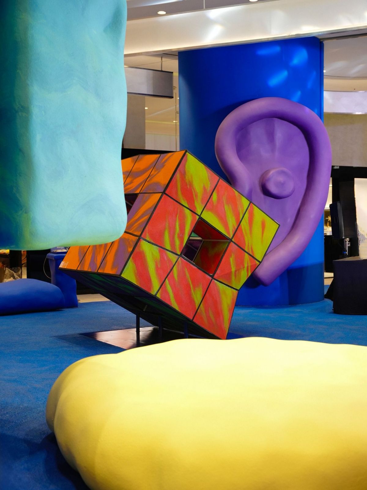 “Find your inner child” – Touliver dẫn lối khách hàng trở về những ký ức đẹp của tuổi thơ qua không gian triển lãm sáng tạo tại Lotte. Mỗi tác phẩm nghệ thuật là một câu chuyện kết nối cảm xúc. (Ảnh: Facebook / Touliver)