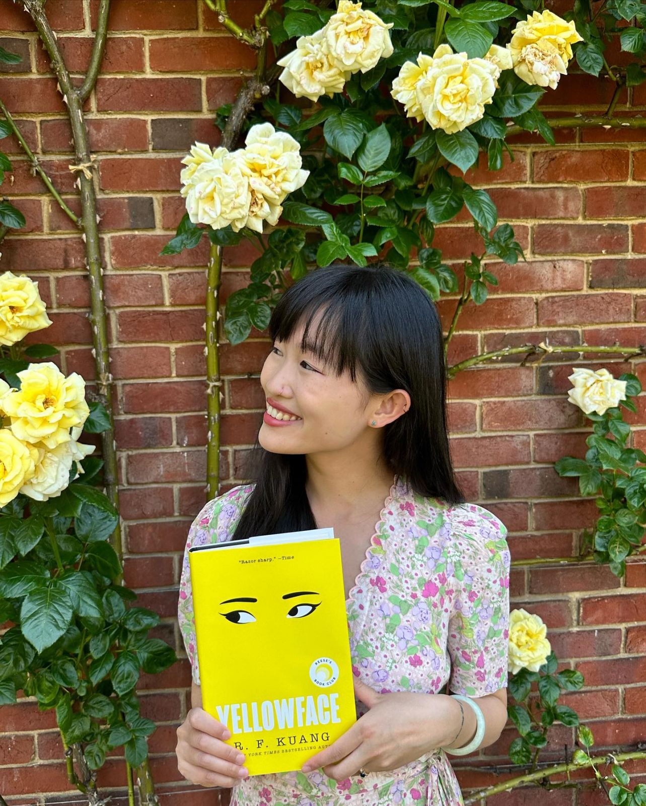 RF Kuang เซ็นสัญญาขายลิขสิทธิ์เรื่อง Yellow Face เพื่อนำไปดัดแปลงเป็นซีรีส์ทางโทรทัศน์ (ภาพ: Instagram / @kuangrf)