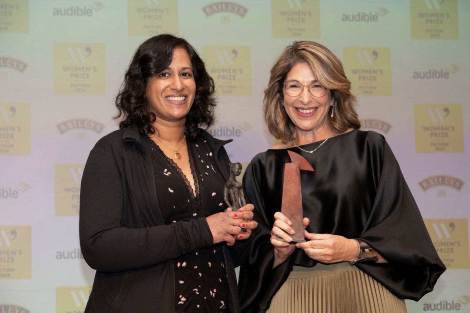 V. V. Ganeshananthan ผู้เขียน “Brotherless Night” ผู้ชนะรางวัล Women’s Prize For Fiction ประจำปี 2024 และ Naomi Klein ผู้เขียน “Doppelgänger” ผู้ชนะรางวัล Women’s Prize For Non-Fiction 2024 ประจำปี 2024 (ภาพถ่าย: Getty Images)