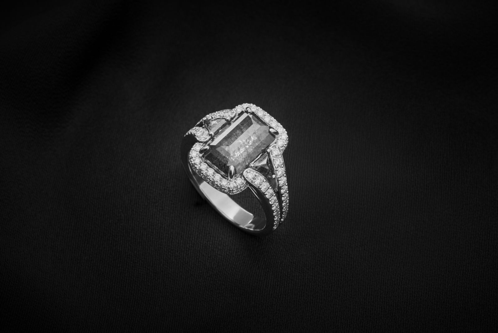 Banker Wang Wan Ting goes for a luminous creation that reflects determination and perseverance (Photo: Twomorrow Jewellery)
