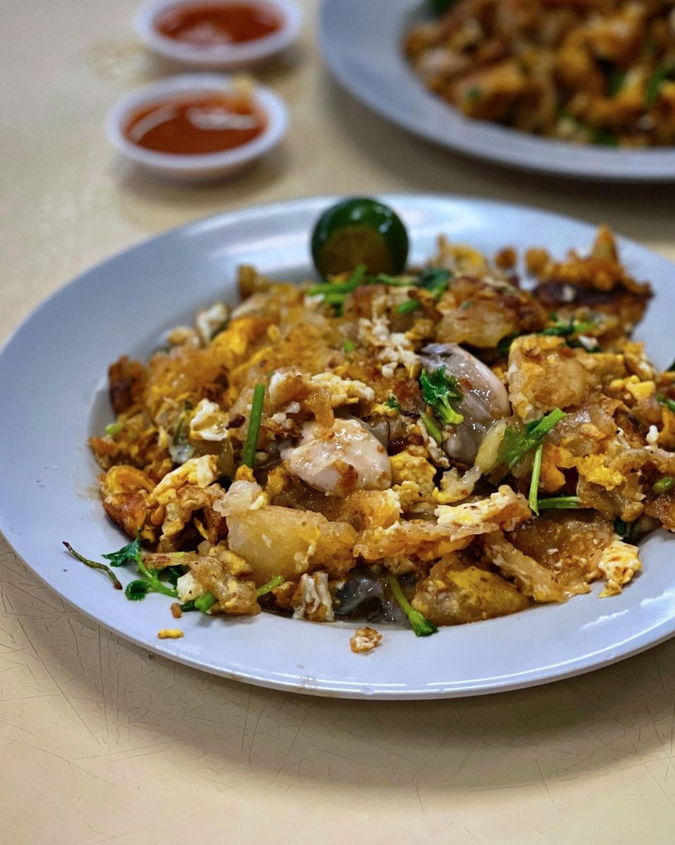 Hougang Oyster Omelette and Fried Kway Teow (Photo: Instagram / @ thesilverchef)