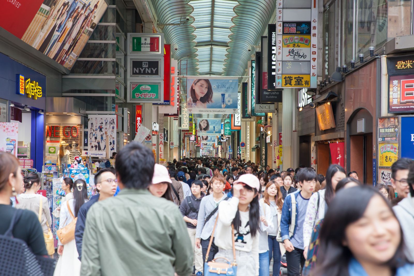A packed shopping arcade in Dotonbori, Osaka (Photo: Torsakarin/Getty Images)