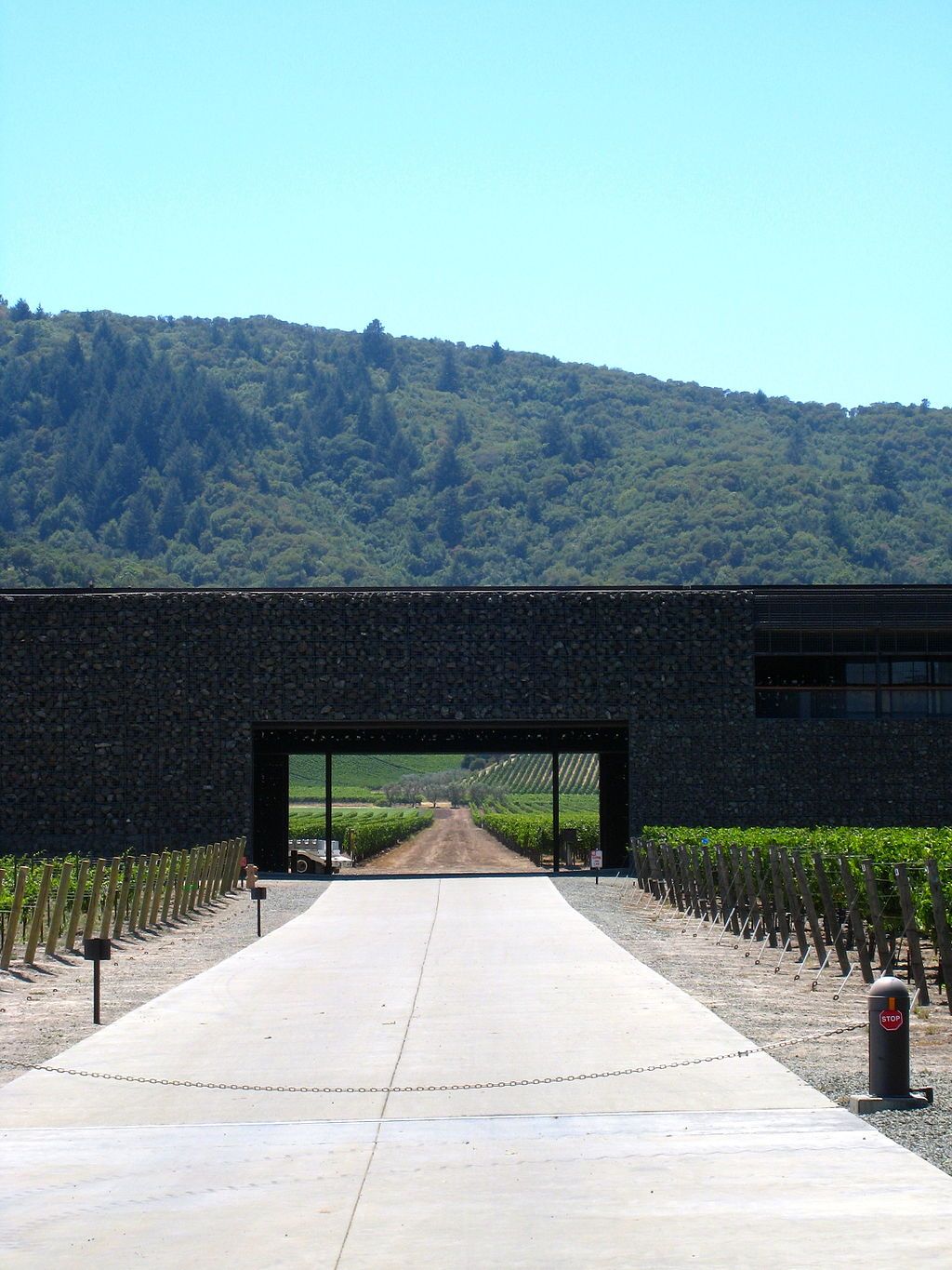 Dominus Winery, Napa Valley, USA by Herzog & de Meuron (Photo: WikiCommons/orphanjones)