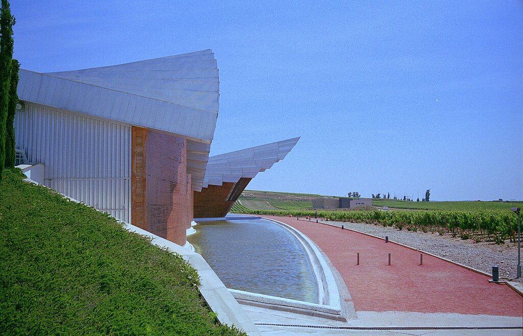 Bodegas Ysios, Spain by Santiago Calatrava (Photo:WikiCommons/Roberto Lumbreras)