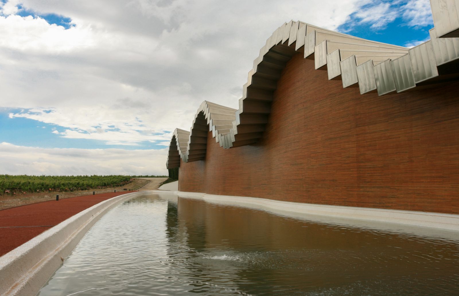 Bodegas Ysios, Spain by Santiago Calatrava (Photo:WikiCommons/Almbauer)