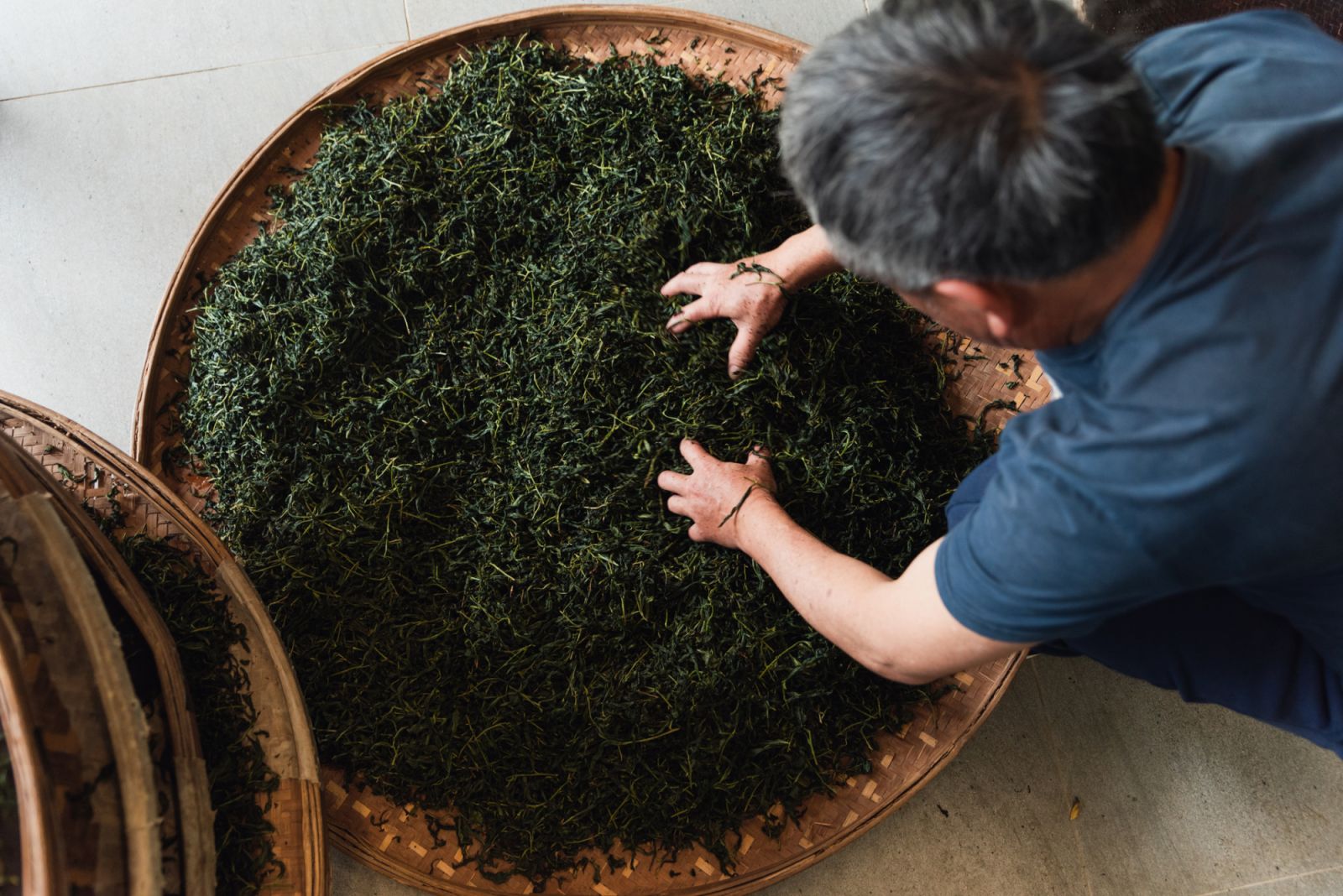 In late April 2023, we captured the enchanting organic tea-making process of a 3-person family in Pinglin, Taipei. From tending to the organic tea plantation to meticulous craftsmanship, we witnessed their dedication, harmony, and love for preserving tradition.