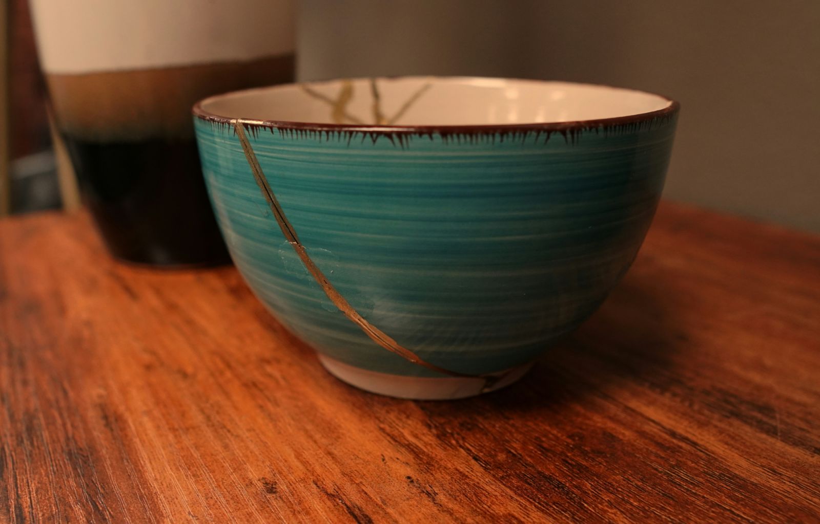 A broken bowl restored by kintsugi (Photo: Matt Perkins/Unsplash)
