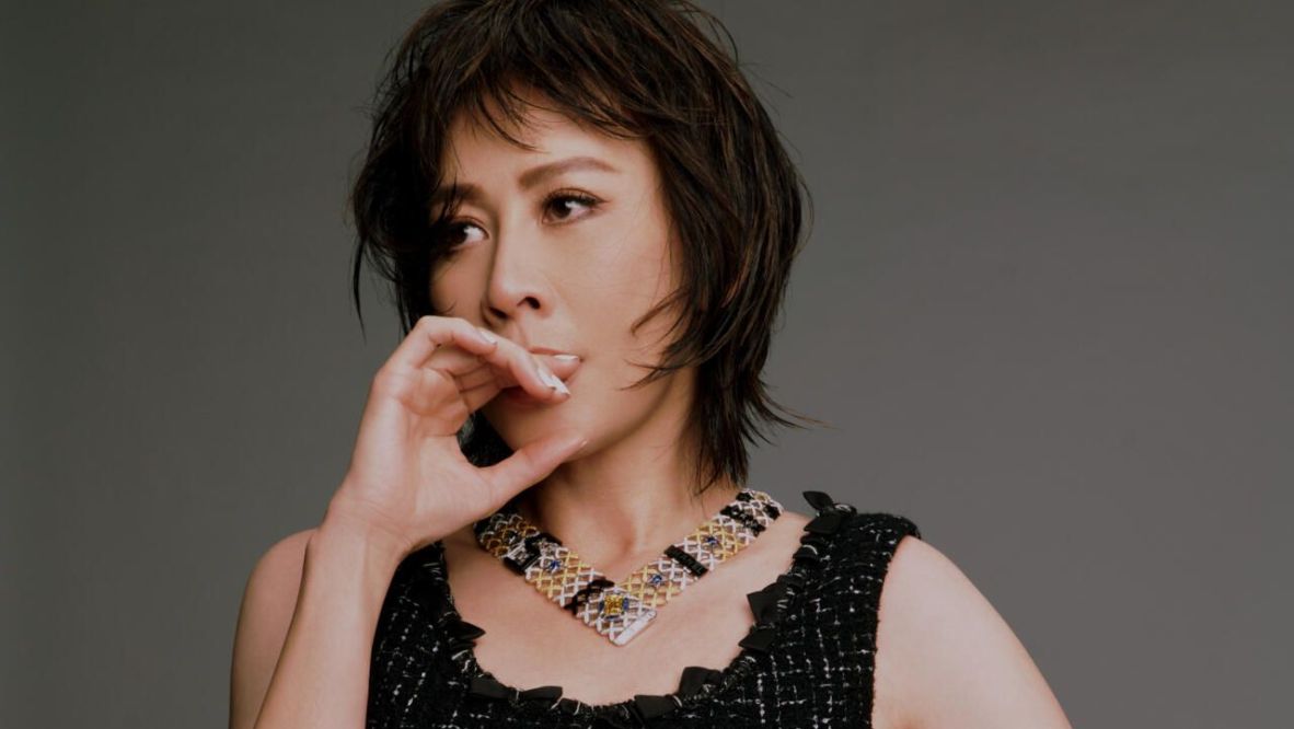 Carina Lau wearing a Chanel Quilted Stars necklace in white and yellow gold, sapphires, onyx, white and yellow diamonds and a Chanel dress