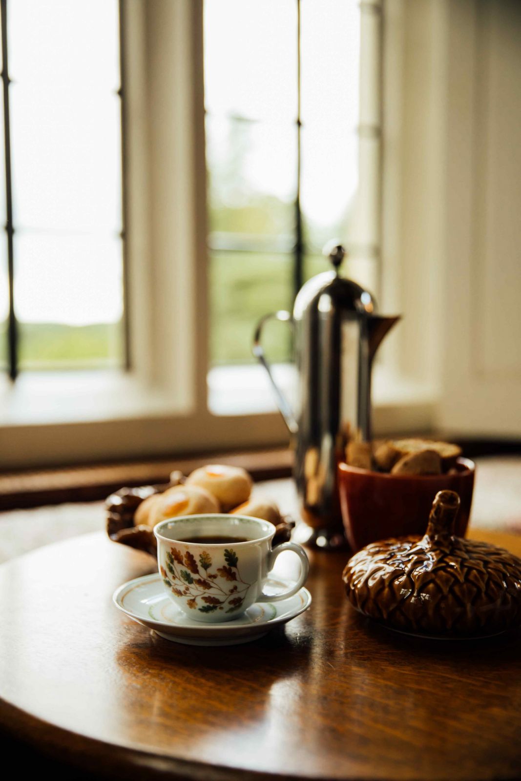 The Vista Alegre pieces in the collection feature a fall-inspired motif