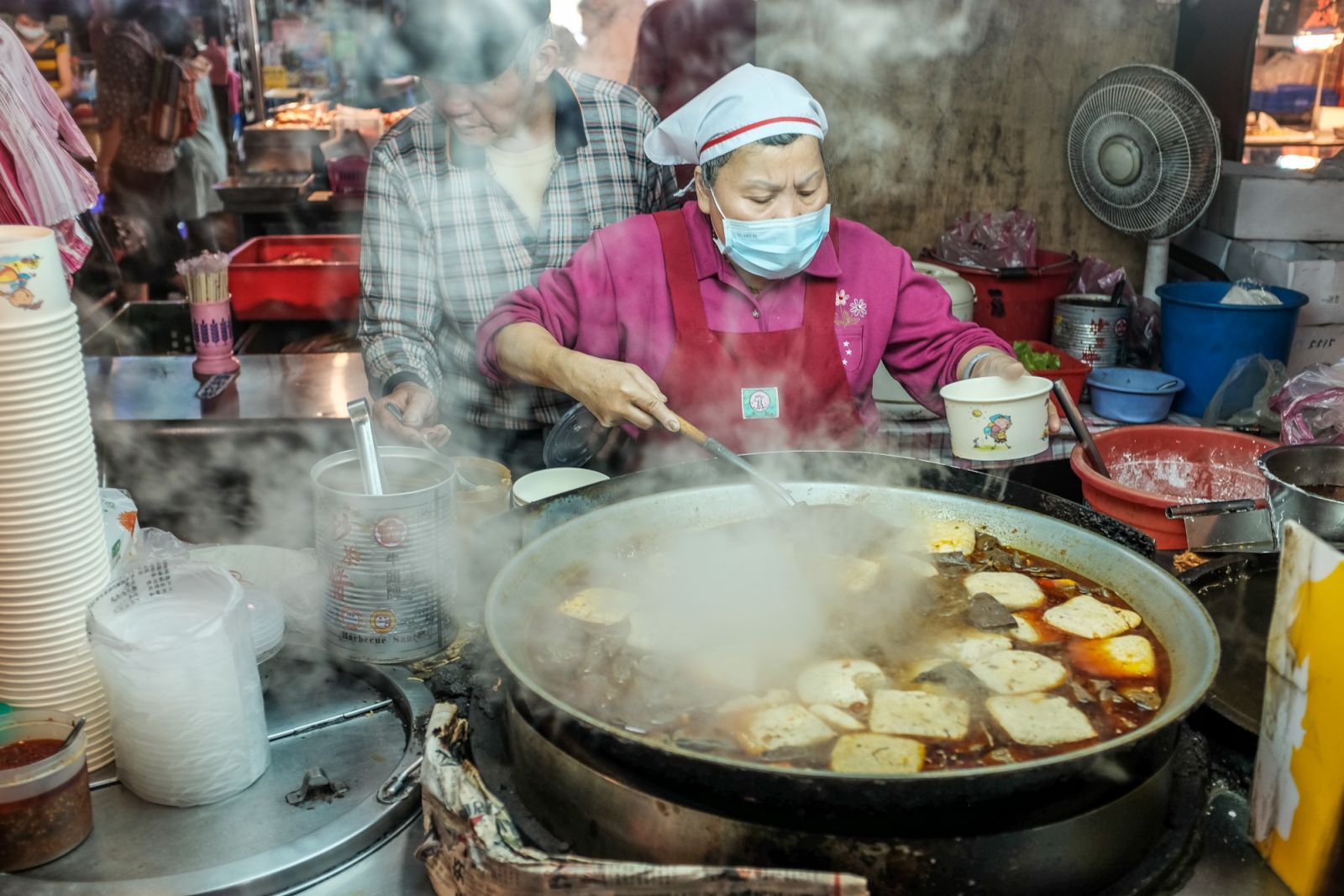 เต้าหู้เหม็น หนึ่งในเมนูห้ามพลาดที่ตลาดกลางคืนเหราเหอ (Raohe Street Tourist Night Market) ไทเป ไต้หวัน (ภาพ: Stefan Irvine / Getty Images)