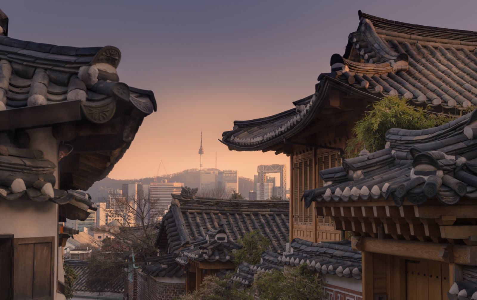 Bukchon Hanok Village หนึ่งในย่านไอคอนิกของกรุงโซล (ภาพ: Getty Images)