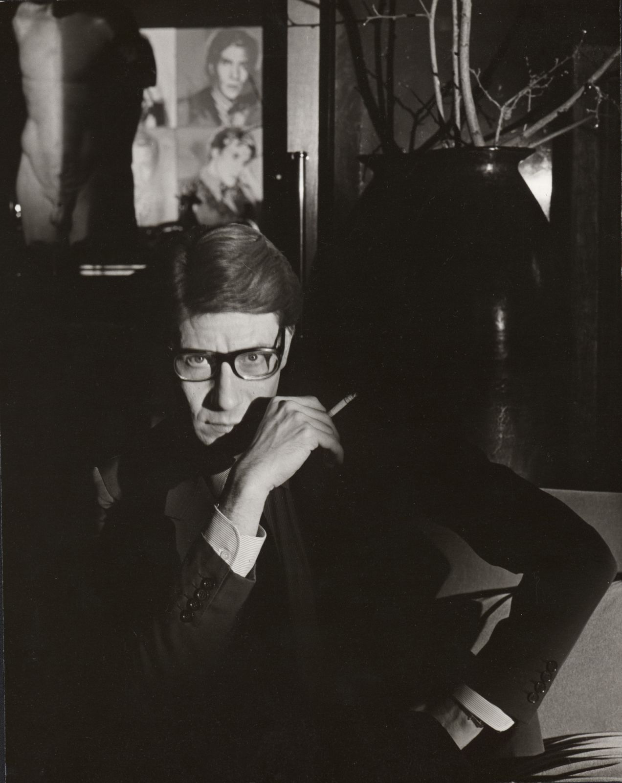 法國時尚設計師聖羅蘭(Yves Saint Laurent),曾經佩戴著自己收藏的Tank腕錶登上時尚雜誌。(Photo: Cartier)