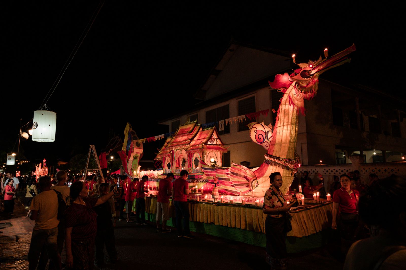 โคมไฟที่จุดเพื่อเฉลิมฉลองประเพณีไหลเรือไฟในเมืองหลวงพระบาง (ภาพ: Sofitel)