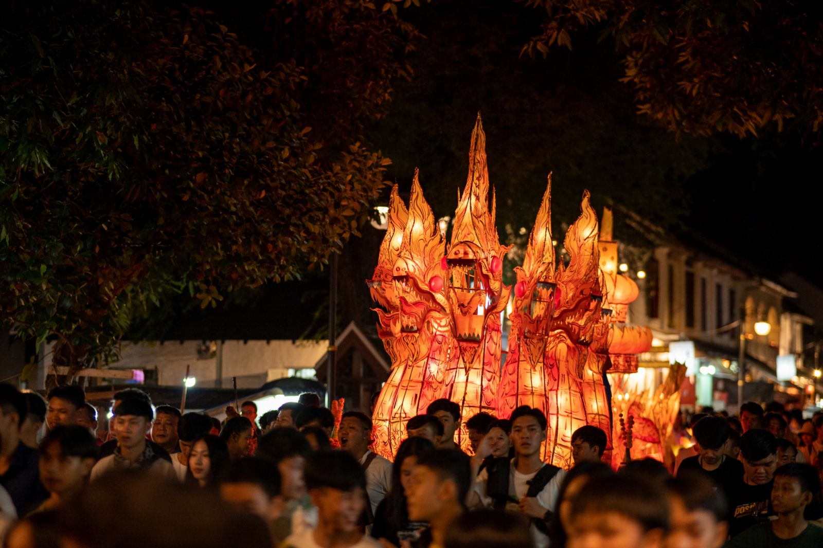 โคมไฟที่จุดเพื่อเฉลิมฉลองประเพณีไหลเรือไฟในเมืองหลวงพระบาง (ภาพ: Sofitel)