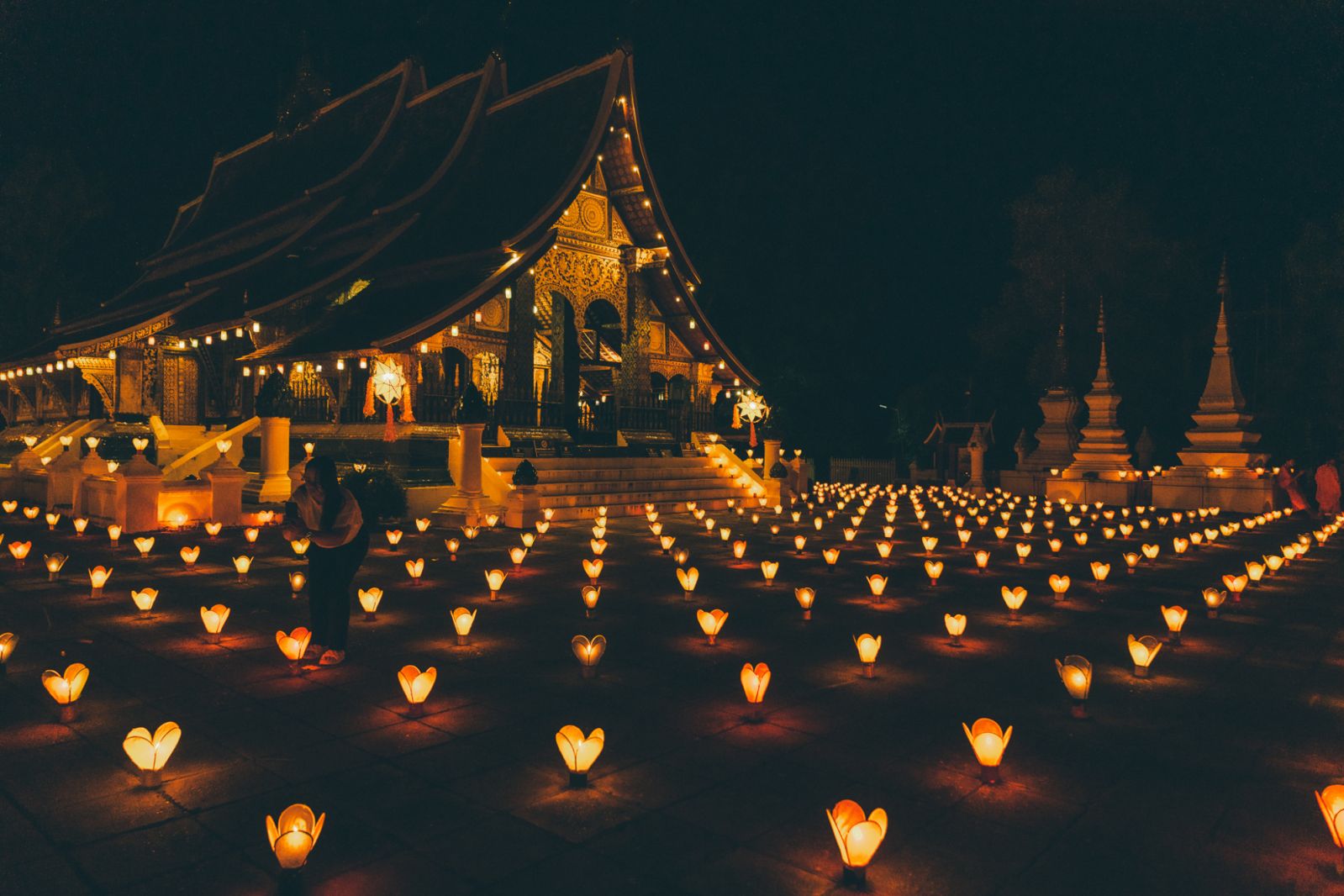 โคมไฟที่จุดเพื่อเฉลิมฉลองประเพณีไหลเรือไฟในเมืองหลวงพระบาง (ภาพ: Sofitel)
