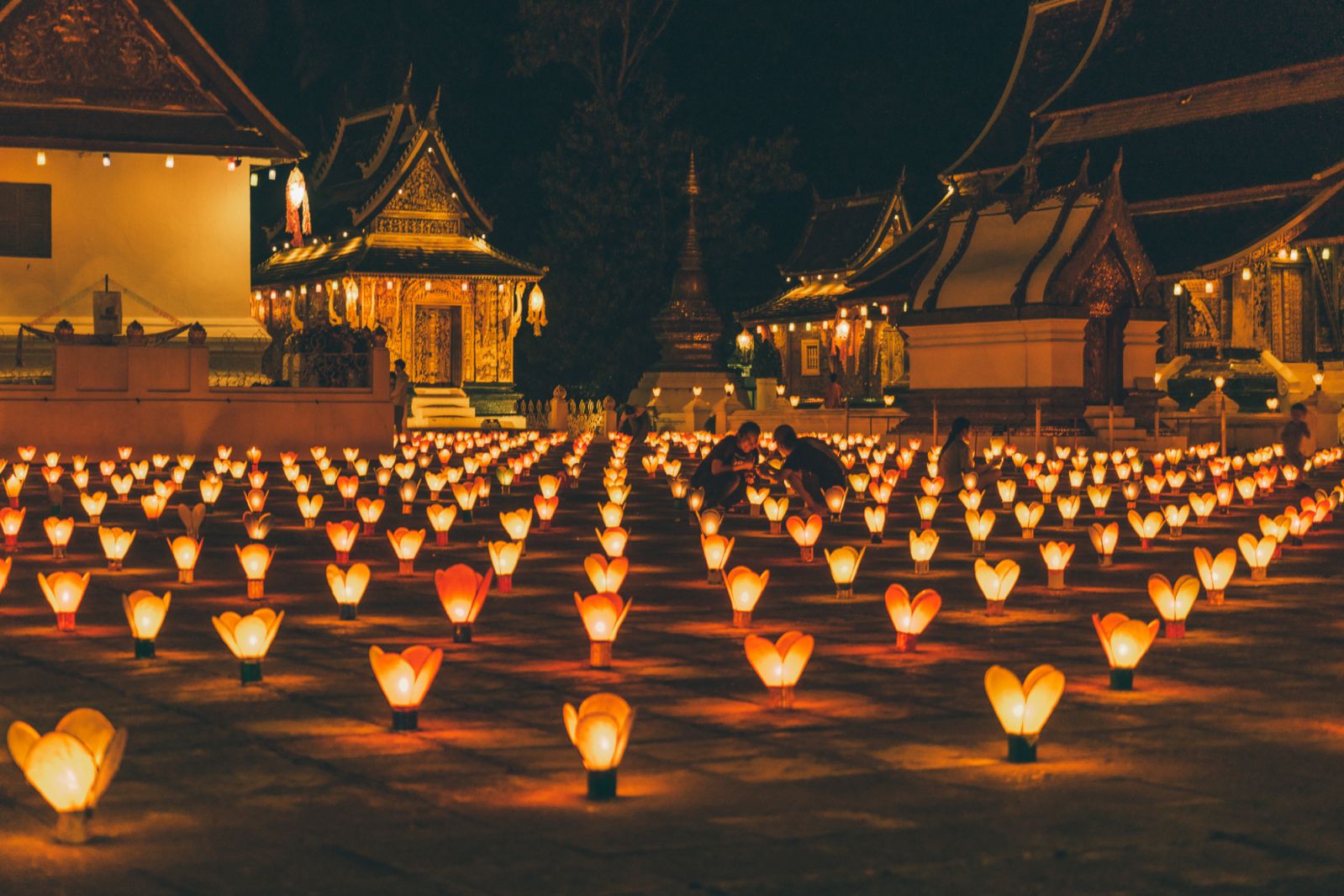 โคมไฟที่จุดเพื่อเฉลิมฉลองประเพณีไหลเรือไฟในเมืองหลวงพระบาง (ภาพ: Sofitel)