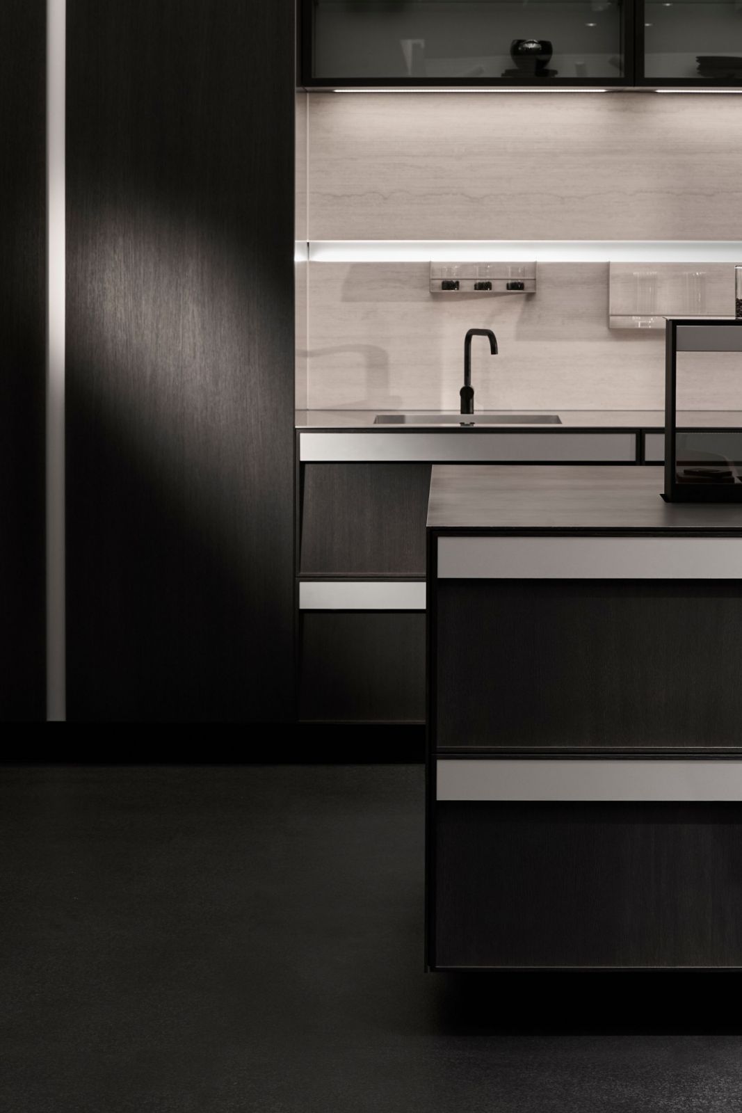 A view of the dark Beauphoria kitchen concept by Poggenpohl