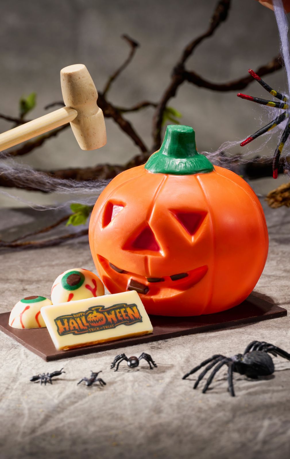 A pumpkin piñata made of white chocolate (Photo: Shangri-La Kuala Lumpur)