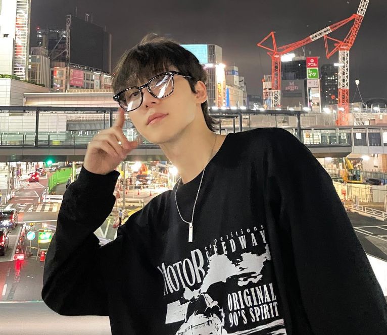 Yunho of Ateez in 1993 Studio (Photo: Instagram/@ateez_official_)