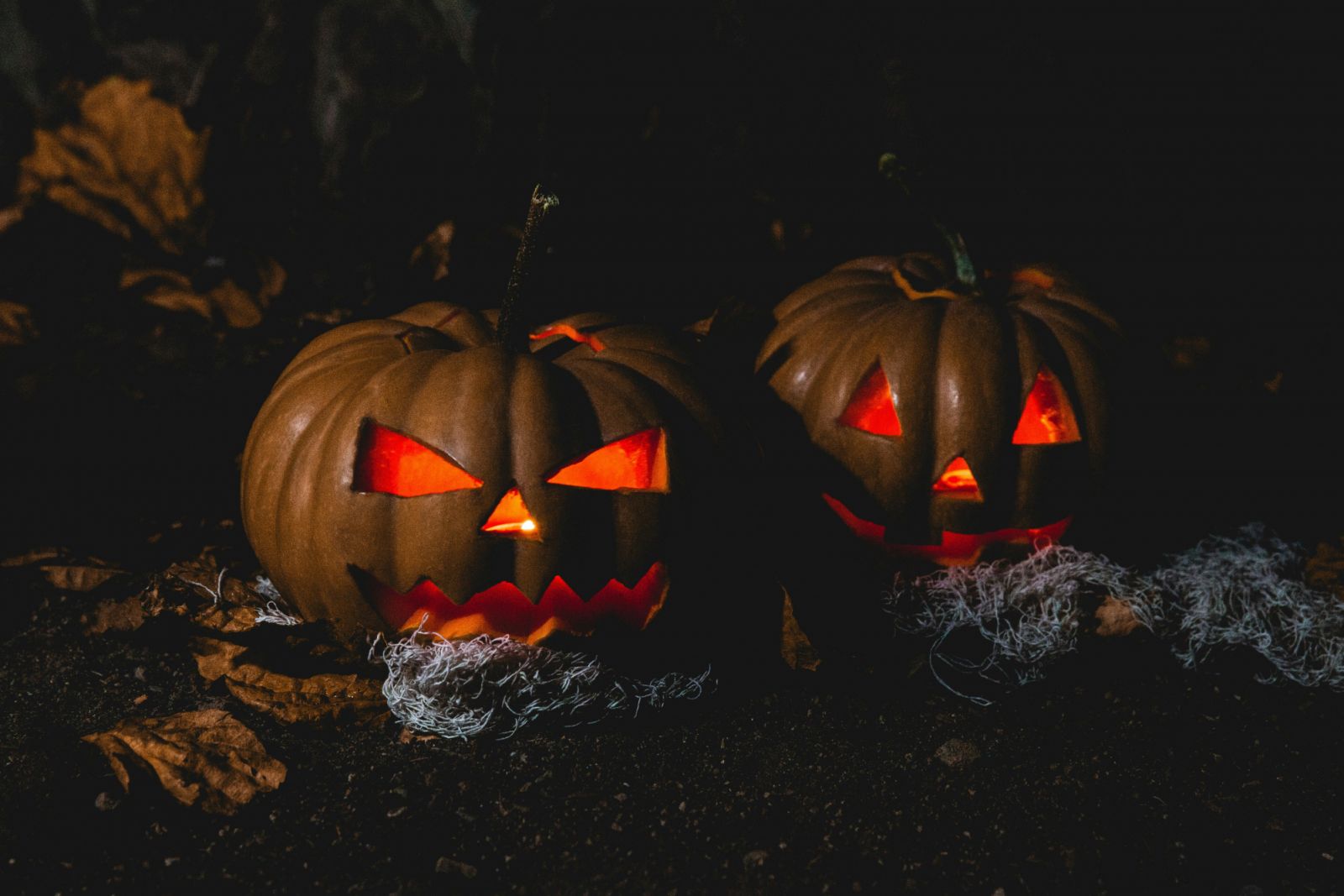Two jack o' lanterns for Halloween (Photo: Toni Cuenca/Pexels)