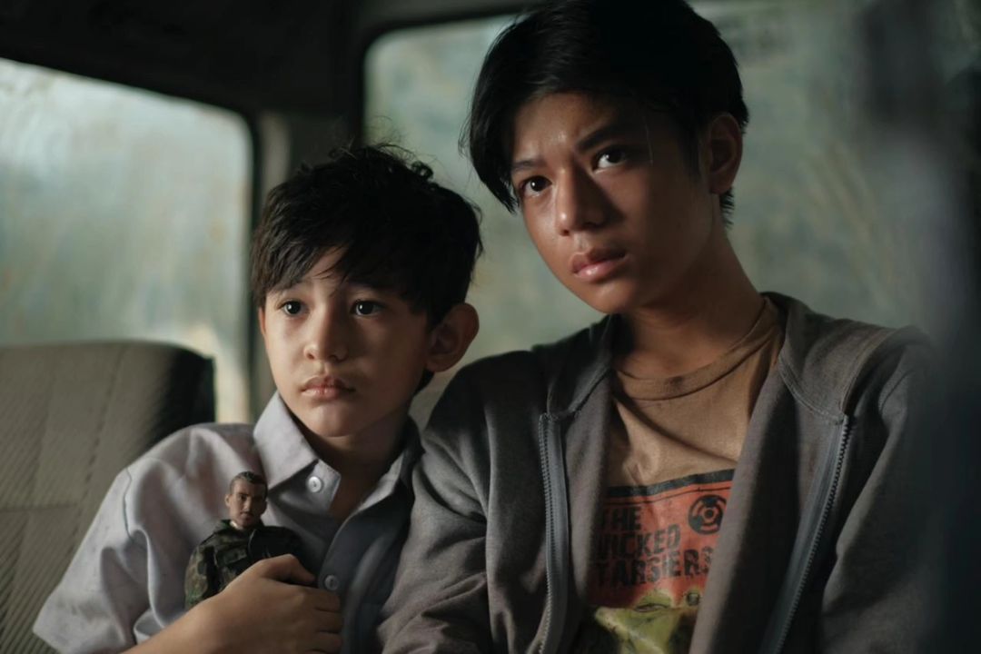Joshua with his brother, Lucas. Carlo Ledesma talks about how he chooses not to become like his father in the end (Photo: Netflix Philippines)